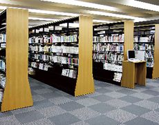 2万冊を超える蔵書の開架式図書館
