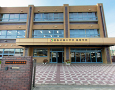 福島成蹊中学校・高校の正面入口
