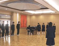 六稜ホールで合唱の練習を行う生徒
