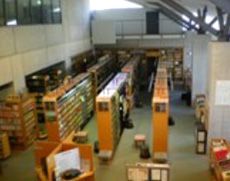 高い書架が並ぶ図書室