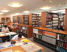 2万冊の蔵書と自習スペースがある図書室
