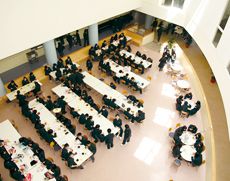 昼休み多くの生徒でにぎわう食堂
