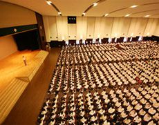 講堂で行う学院祭
