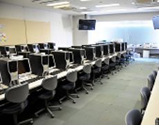 最新の設備が整ったコンピュータ教室