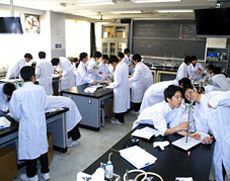 白衣を着て実験する化学実験室

