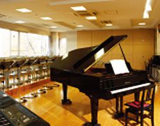 合唱や演奏に最適な音響効果のある音楽室
