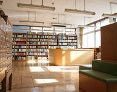 日当たりがよく落ち着いた空間の図書室
