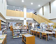 3～5階に位置する開放感のある図書室
