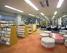 蔵書約37,000冊を誇る図書館