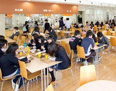 16時過ぎまで利用できる食堂棟
