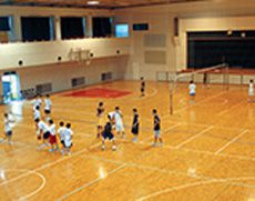 球技施設やギャラリーが完備された体育館
