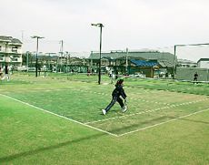 人工芝のテニスコートを4面設置