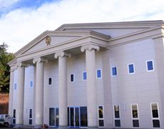 室内プールや柔剣道場を内包する体育館