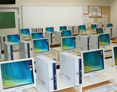 生徒達が利用するコンピュータ室