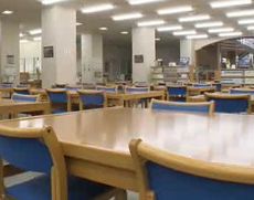 ゆったりとした空間で読書できる図書室