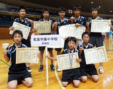 県大会で優勝したバトミントン部(14年)
