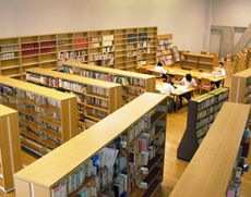 明るく開放的な雰囲気の図書館
