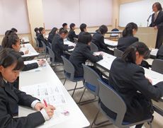 熱心に学習に取り組む生徒達
