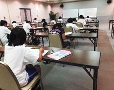 学習合宿で熱心に勉強に取り組む様子
