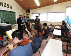 音楽室にて授業に取り組む生徒達