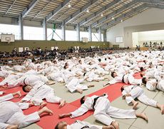 柔道大会の準備体操の様子