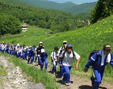 全校登山で体を鍛える生徒達
