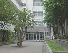 各種教室がある校舎の外観
