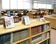 160席の自習室が2階にある図書館
