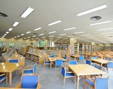 広々とし多くの生徒が利用する図書館