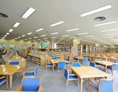 広々とし多くの生徒が利用する図書館
