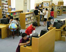 コンピュータスペース付きの図書館
