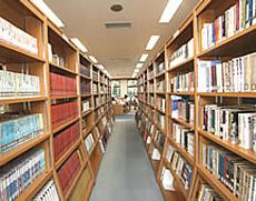 55,000冊の蔵書を誇る図書室