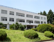 正門からすぐ見える中学校校舎