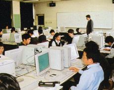 コンピュータの使い方を学ぶCAV室
