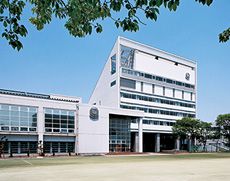 高度な人材を育成するための学校
