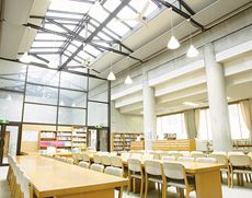 天井の高い落ち着ける環境の図書館