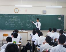 中学社会の授業風景
