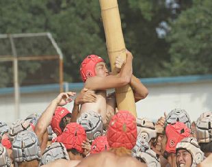 体育祭での棒倒し競技の様子
