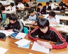 男子寮学習室で遅くまで勉強する寮生達
