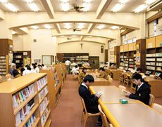 広い空間でゆっくり読める図書室
