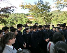 京都などの旧跡を観光する修学旅行