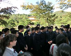 京都などの旧跡を観光する修学旅行
