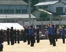 チームに別れて戦う体育祭
