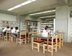 静かな雰囲気が用意された図書室
