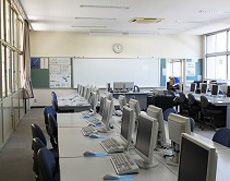 部屋中に大量のPCが並ぶ情報教室