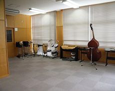 生徒の音楽活動にも活躍する音楽室
