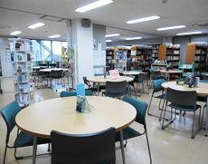 多くの生徒達が利用する図書室