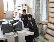 自習、DVD鑑賞もできる図書館