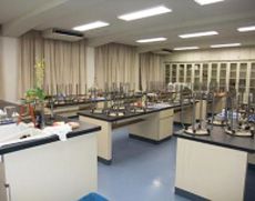 機材が豊富に揃えられた生物・化学教室
