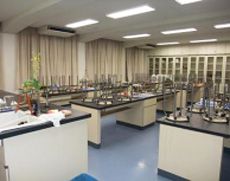 機材が豊富に揃えられた生物・化学教室